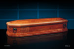 Essenza: Rosewood. Lungh. Est. 202,00 – Largh. Est. 65,50 – Alt. Est. 44,00 Lungh. Int. 190,00 – Largh. Int. 53,50 – Alt. Vas. 32,00 Cofano di altissimo pregio e di massimo prestigio costruito Con tavole intere di Radica di rosewood e guarnito con anelli In ferro battuto.